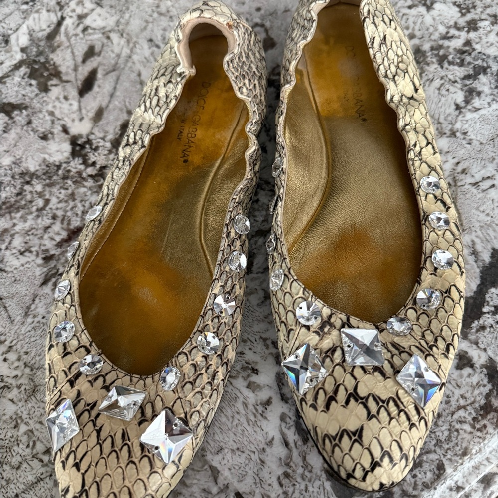 Dolce & Gabbana Cream Flats with Classic Silhouette